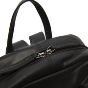
Solid Antique Brass Hardware & Heavy-Duty Dual Zipper Detail on Santana Lëkurë e vërtetë cilësore Backpack