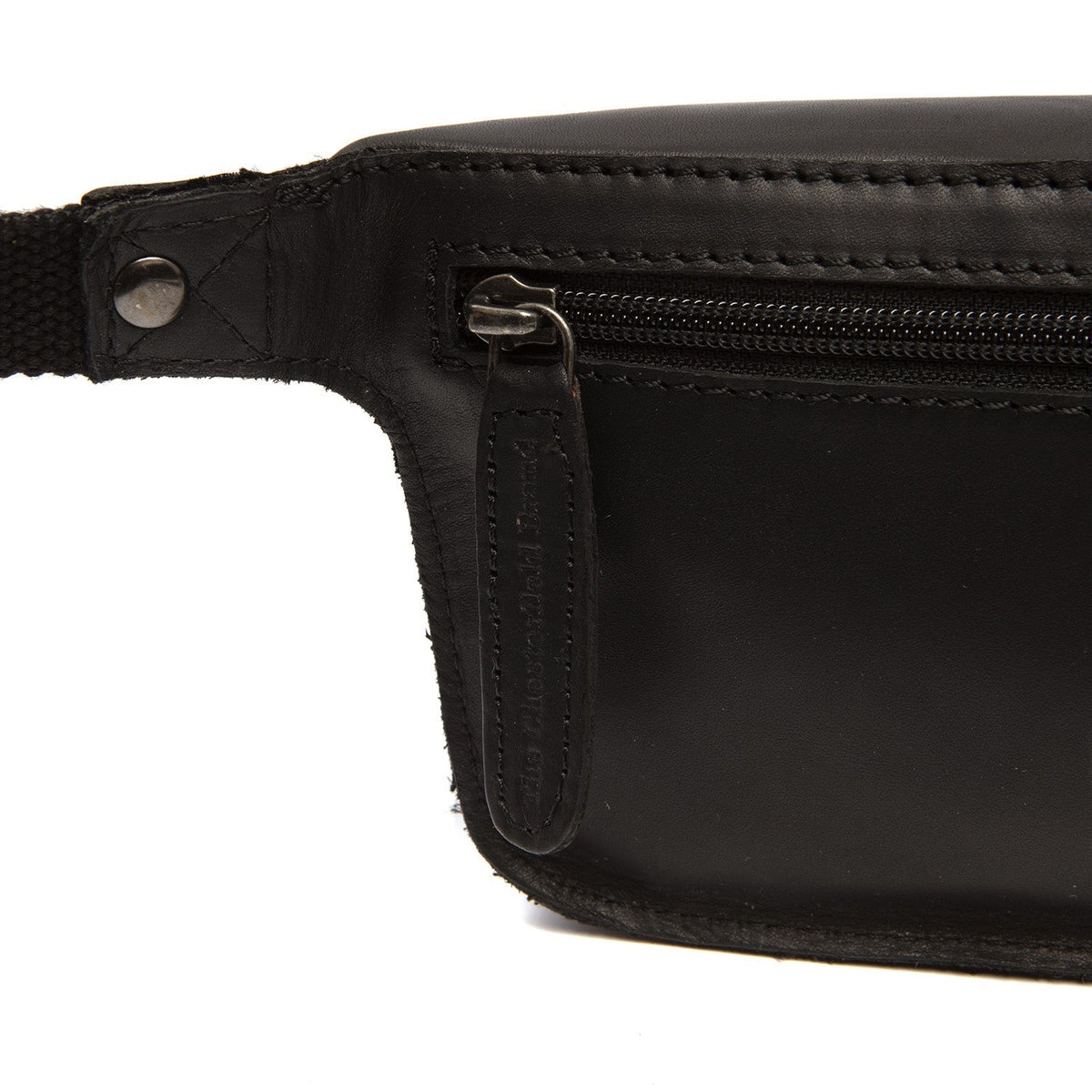 
Solid Antique Brass Hardware & Heavy-Duty Dual Zipper Detail on Toronto Çantë brezi lëkure