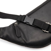 
Solid Antique Brass Hardware & Heavy-Duty Dual Zipper Detail on Vernio Çantë brezi lëkure