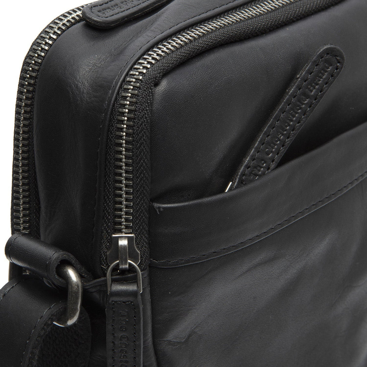 
Solid Antique Brass Hardware & Heavy-Duty Dual Zipper Detail on Alva Çantë crossbody lëkure