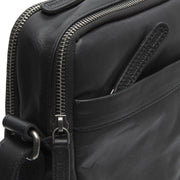 
Solid Antique Brass Hardware & Heavy-Duty Dual Zipper Detail on Alva Çantë crossbody lëkure