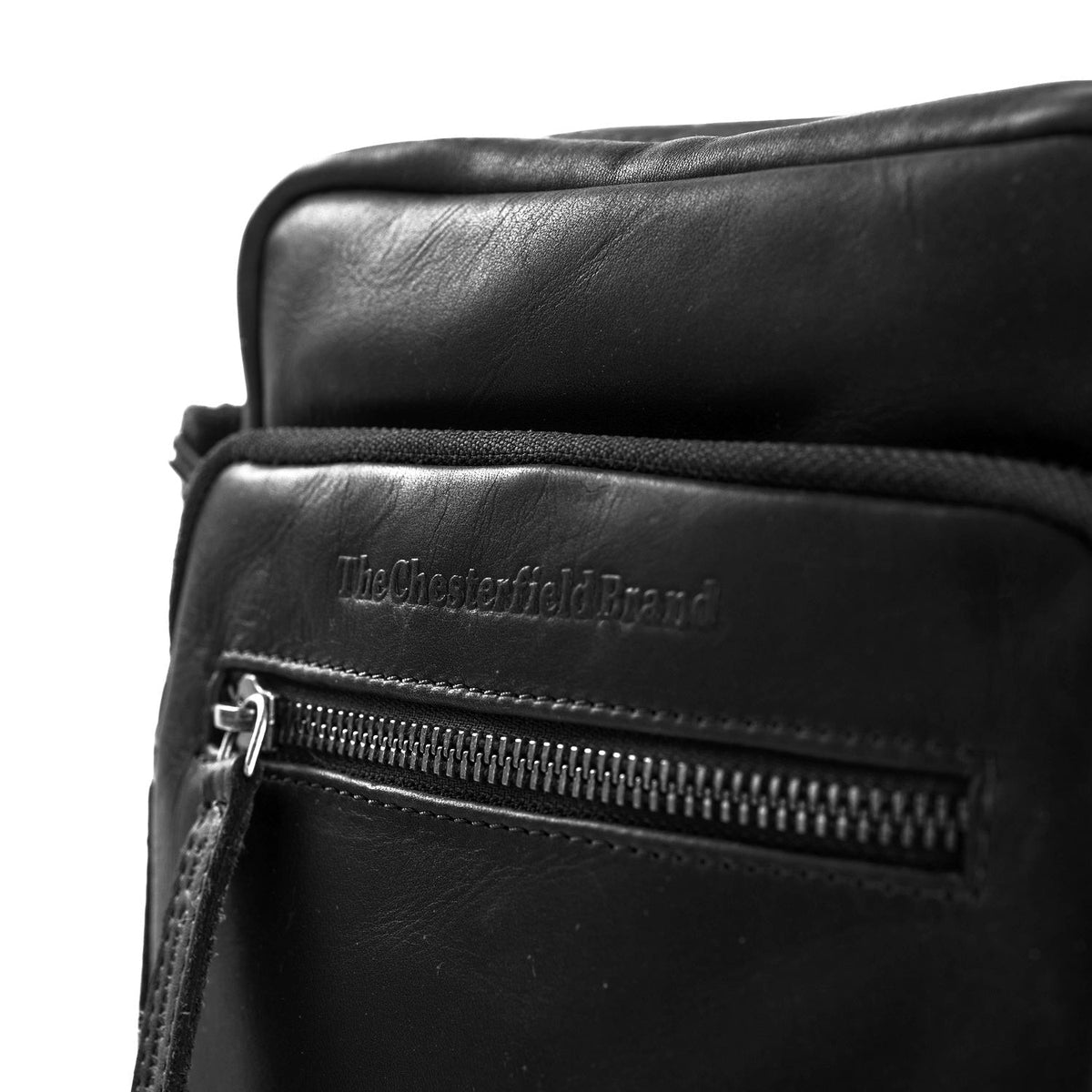 
Solid Antique Brass Hardware & Heavy-Duty Dual Zipper Detail on Birmingham Çantë crossbody lëkure