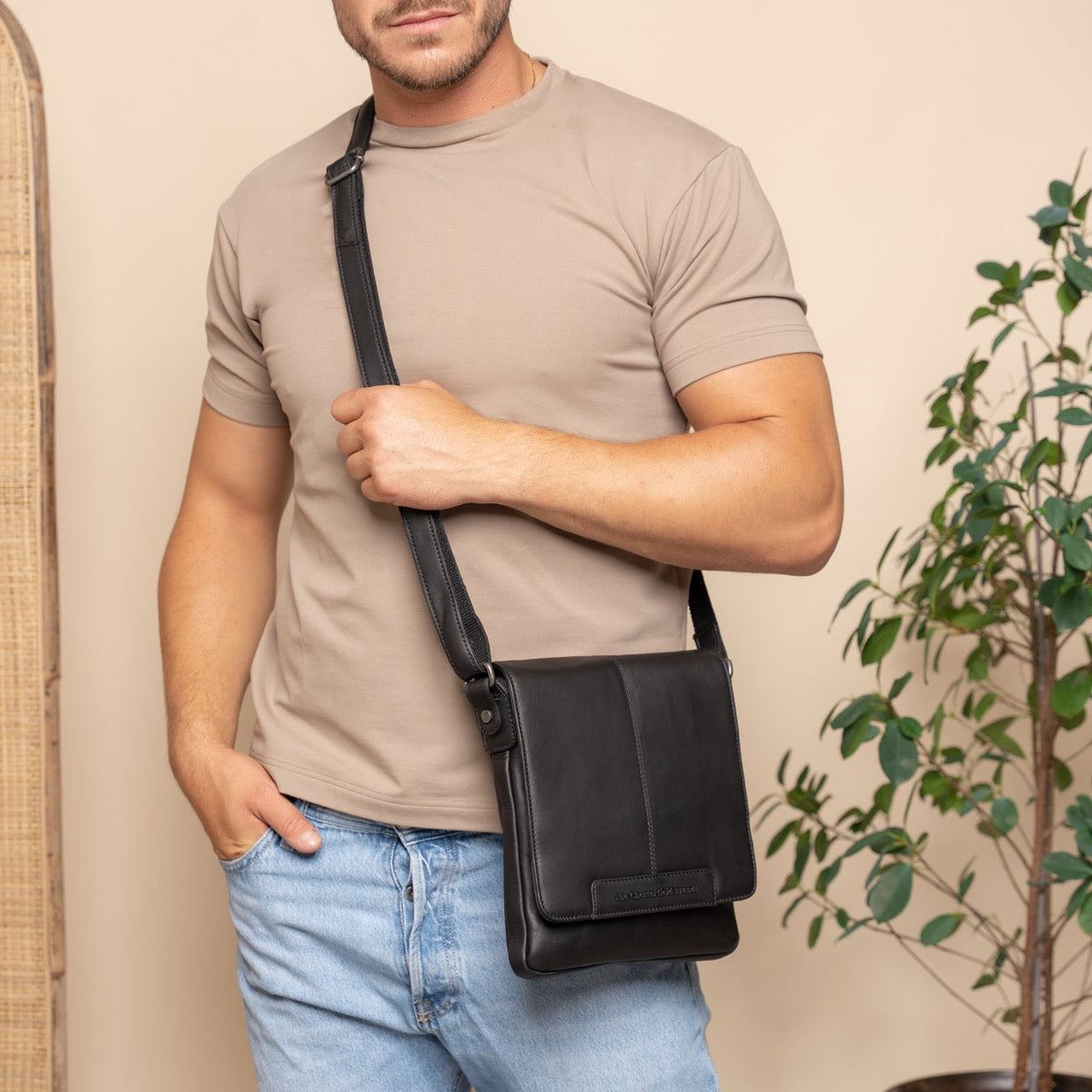 
Bodin Çantë crossbody lëkure - Profil anësor i strukturuar me thellësi dhe vëllim
