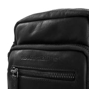 
Solid Antique Brass Hardware & Heavy-Duty Dual Zipper Detail on Bremen Çantë crossbody lëkure