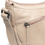 
Solid Antique Brass Hardware & Heavy-Duty Dual Zipper Detail on Clarita Çantë crossbody lëkure