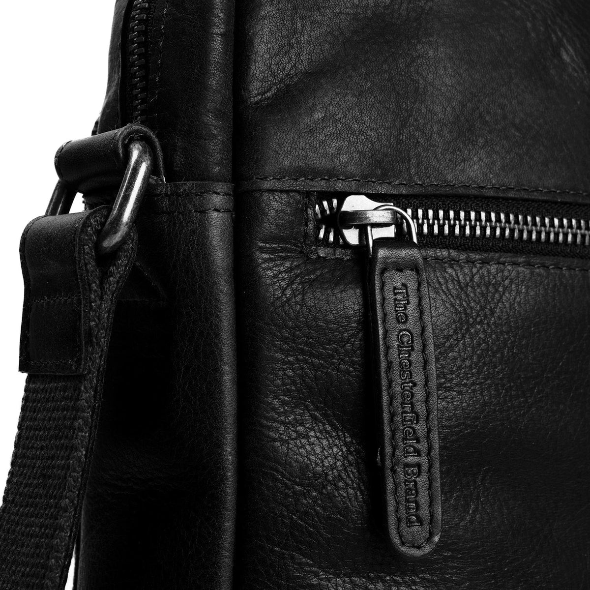 
Solid Antique Brass Hardware & Heavy-Duty Dual Zipper Detail on Dessau Çantë crossbody lëkure