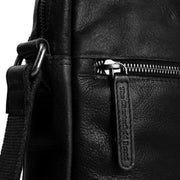
Solid Antique Brass Hardware & Heavy-Duty Dual Zipper Detail on Dessau Çantë crossbody lëkure
