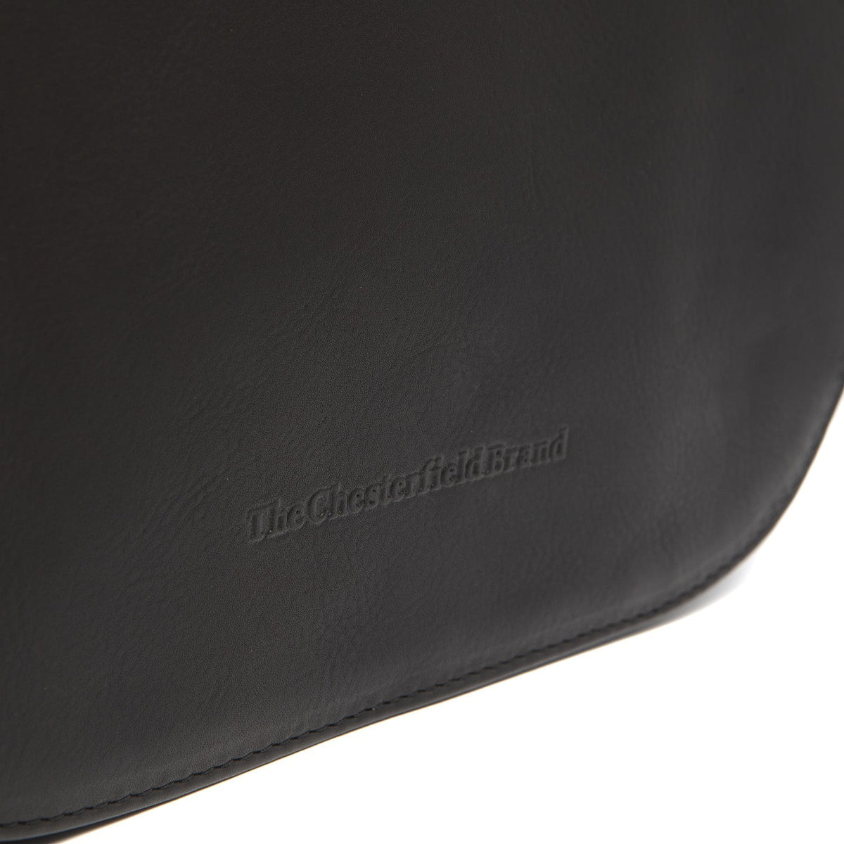 
Solid Antique Brass Hardware & Heavy-Duty Dual Zipper Detail on Millie Çantë crossbody lëkure
