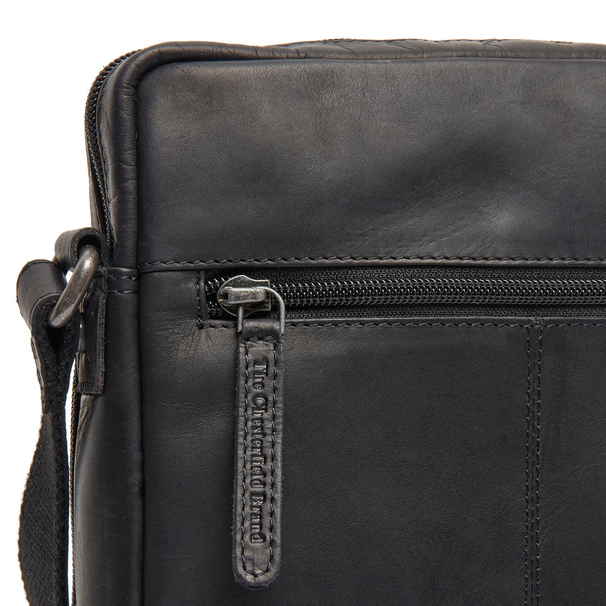 
Solid Antique Brass Hardware & Heavy-Duty Dual Zipper Detail on Montira Çantë crossbody lëkure