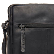 
Solid Antique Brass Hardware & Heavy-Duty Dual Zipper Detail on Montira Çantë crossbody lëkure