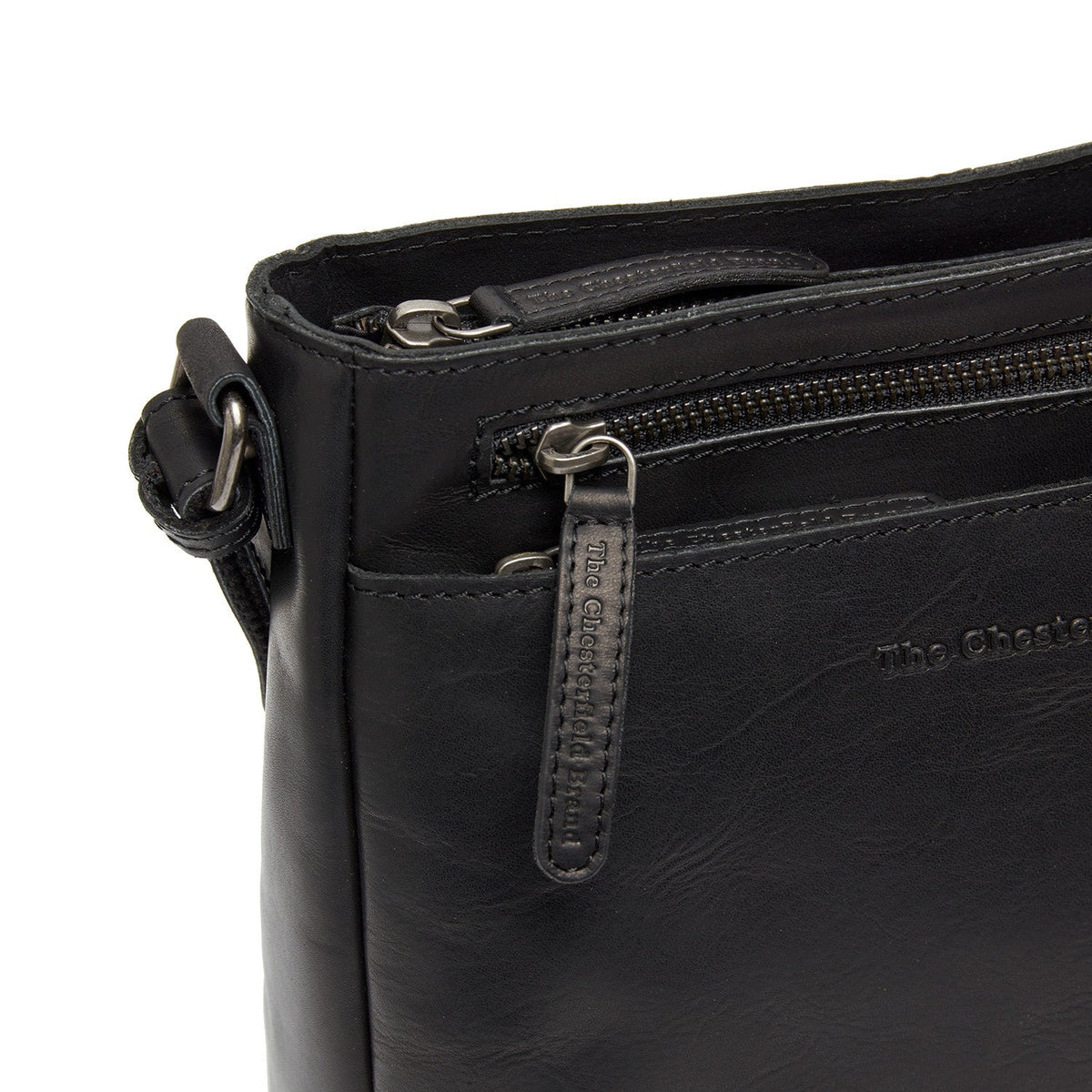 
Solid Antique Brass Hardware & Heavy-Duty Dual Zipper Detail on Mumbai Çantë crossbody lëkure