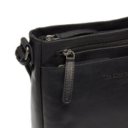 
Solid Antique Brass Hardware & Heavy-Duty Dual Zipper Detail on Mumbai Çantë crossbody lëkure
