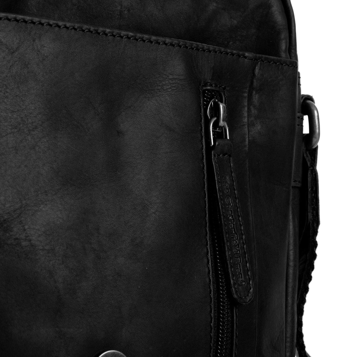 
Solid Antique Brass Hardware & Heavy-Duty Dual Zipper Detail on Remy Çantë crossbody lëkure