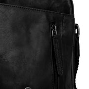 
Solid Antique Brass Hardware & Heavy-Duty Dual Zipper Detail on Remy Çantë crossbody lëkure