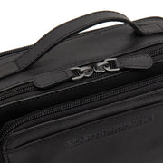 
Solid Antique Brass Hardware & Heavy-Duty Dual Zipper Detail on Rovon Çantë crossbody lëkure