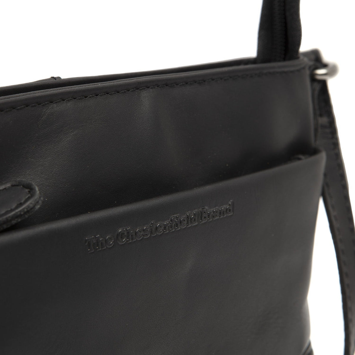 
Solid Antique Brass Hardware & Heavy-Duty Dual Zipper Detail on Salerno Çantë crossbody lëkure