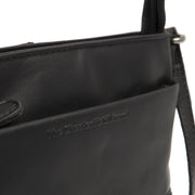 
Solid Antique Brass Hardware & Heavy-Duty Dual Zipper Detail on Salerno Çantë crossbody lëkure