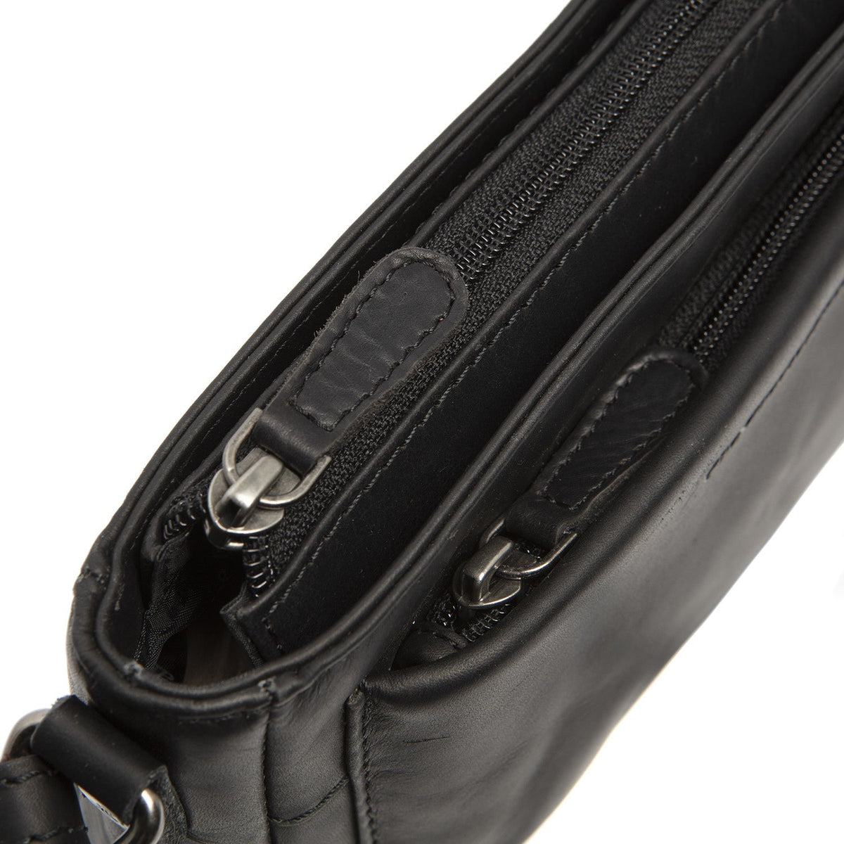 
Solid Antique Brass Hardware & Heavy-Duty Dual Zipper Detail on Southampton Çantë crossbody lëkure