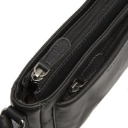 
Solid Antique Brass Hardware & Heavy-Duty Dual Zipper Detail on Southampton Çantë crossbody lëkure