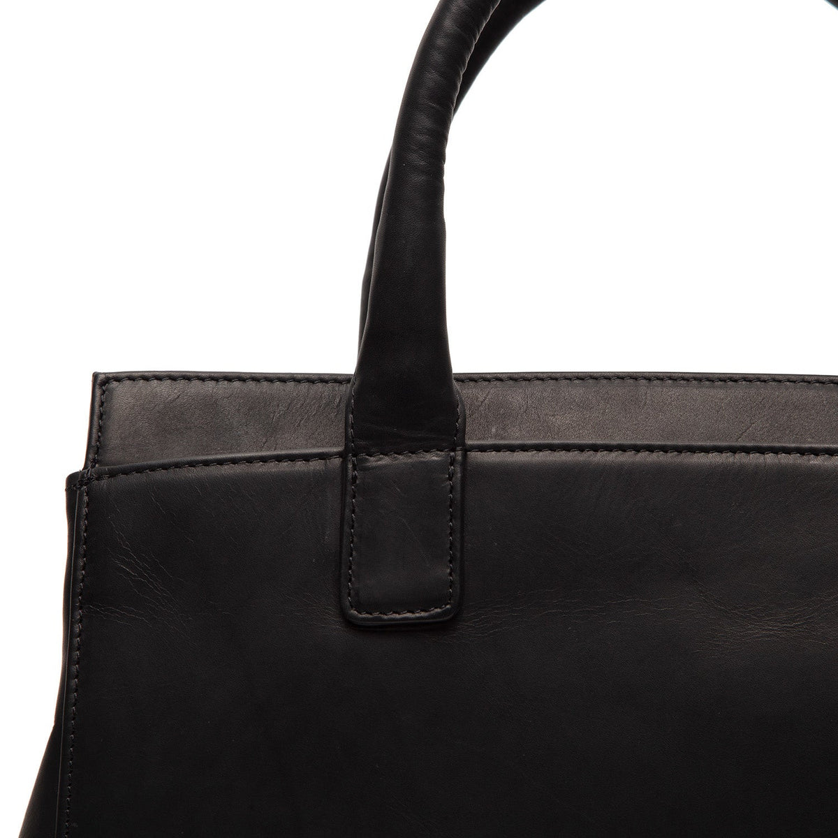 Detaje nga afër of Classic Collar & Heavy-Duty Zipper Hardware on Garda Full-Grain Leather Handbag