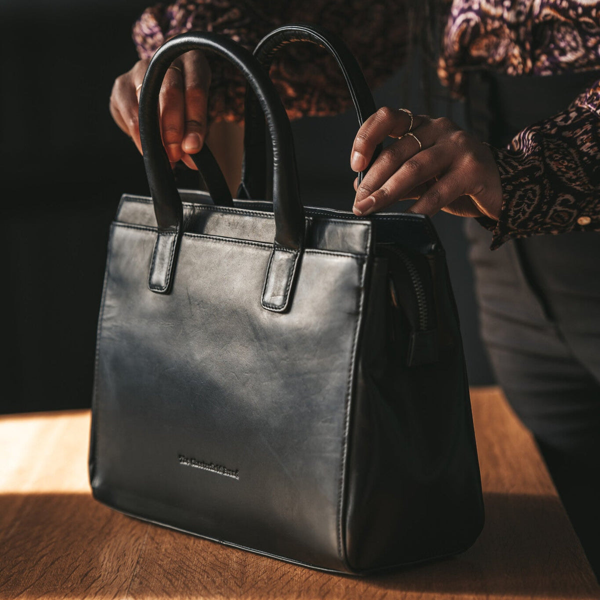 Garda Full-Grain Leather Handbag - Pamje anësore me prerje ergonomike të mëngëve