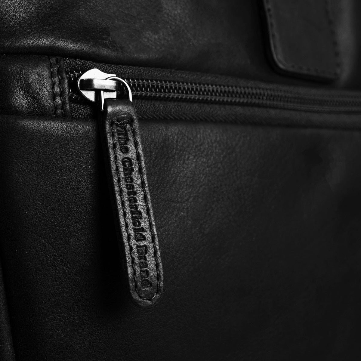 Pamje e brendshme Showing Dedicated Padded Laptop Sleeve & Multi-Compartment Organization