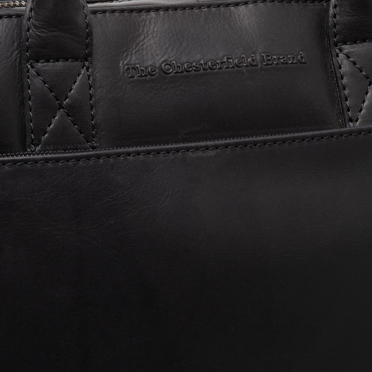 
Solid Antique Brass Hardware & Heavy-Duty Dual Zipper Detail on Tilbury Çantë lëkure për laptop