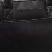 
Solid Antique Brass Hardware & Heavy-Duty Dual Zipper Detail on Tilbury Çantë lëkure për laptop