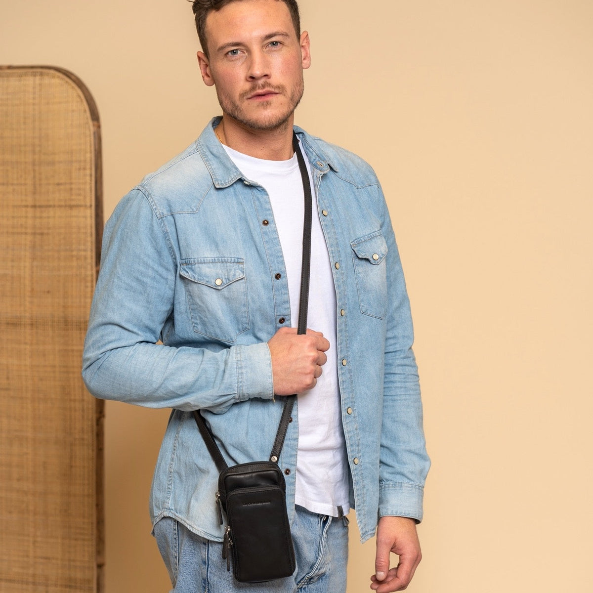 Valdes Full-Grain Leather Phone Bag - Pamje anësore me prerje ergonomike të mëngëve