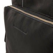 
Solid Antique Brass Hardware & Heavy-Duty Dual Zipper Detail on Alicante Lëkurë e vërtetë cilësore Shopper për Femra