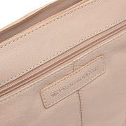 
Solid Antique Brass Hardware & Heavy-Duty Dual Zipper Detail on Zarita Çantë krahu lëkure