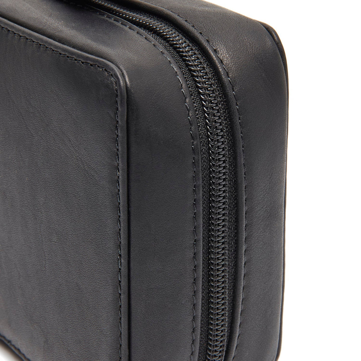 
Detaje nga afër of Classic Collar & Heavy-Duty Zipper Hardware on Leather Tech-Organizer Ardan për Femra