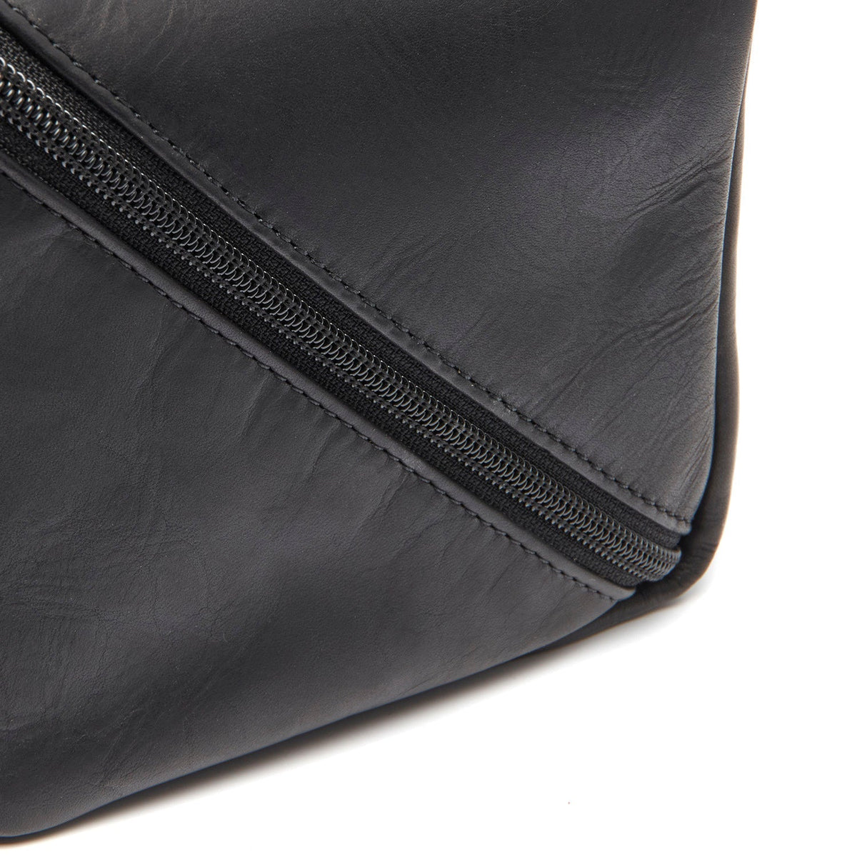 
Detaje nga afër of Classic Collar & Heavy-Duty Zipper Hardware on Trevia Çantë tualeti lëkure