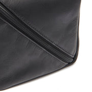 
Detaje nga afër of Classic Collar & Heavy-Duty Zipper Hardware on Trevia Çantë tualeti lëkure
