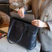 
Solid Antique Brass Hardware & Heavy-Duty Dual Zipper Detail on Osira Çantë tote lëkure
