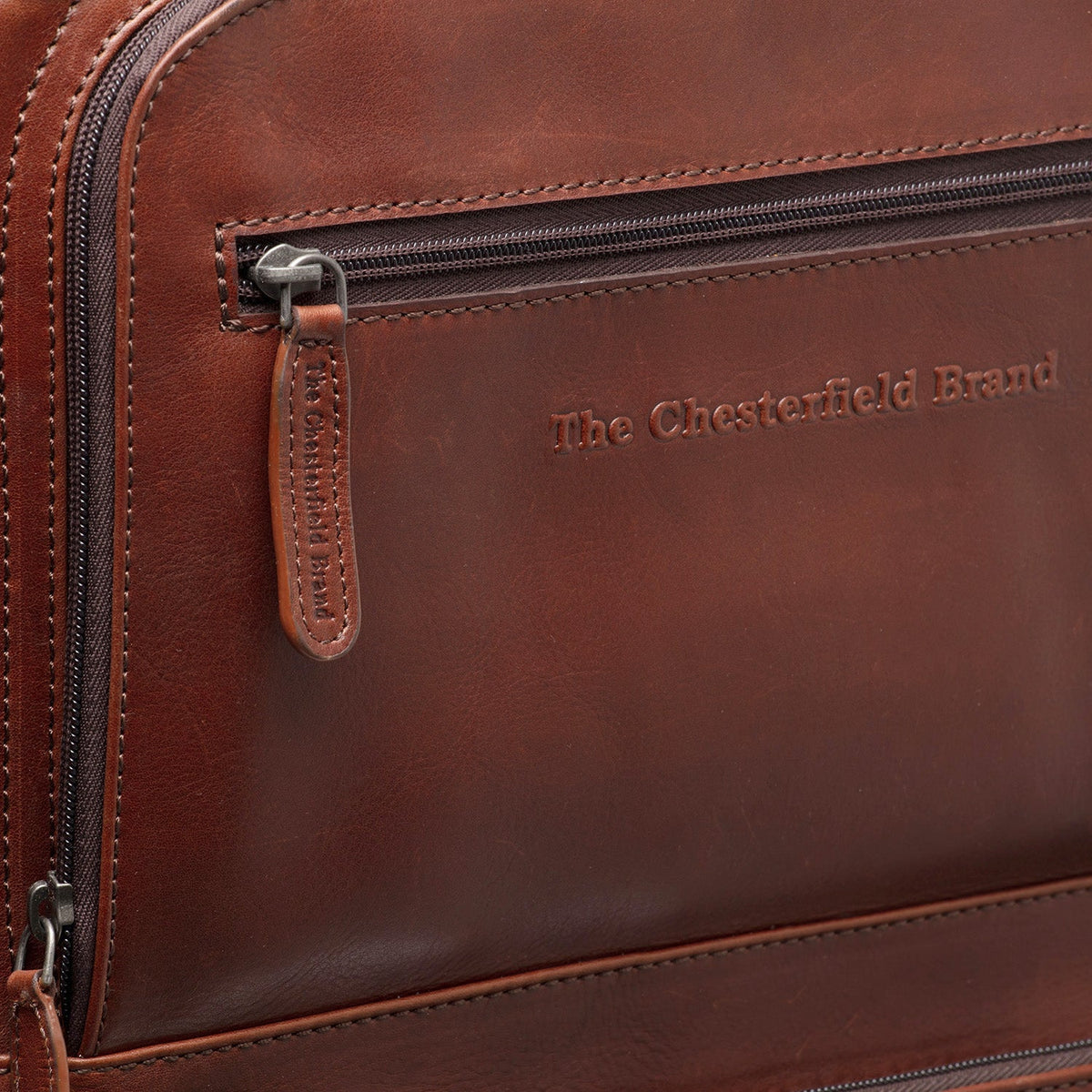 
Detaje nga afër of Classic Collar & Heavy-Duty Zipper Hardware on Leather Trolley San Marino për Femra për Femra