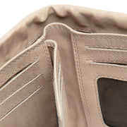 
Solid Antique Brass Hardware & Heavy-Duty Dual Zipper Detail on Mavona Kuletë lëkure