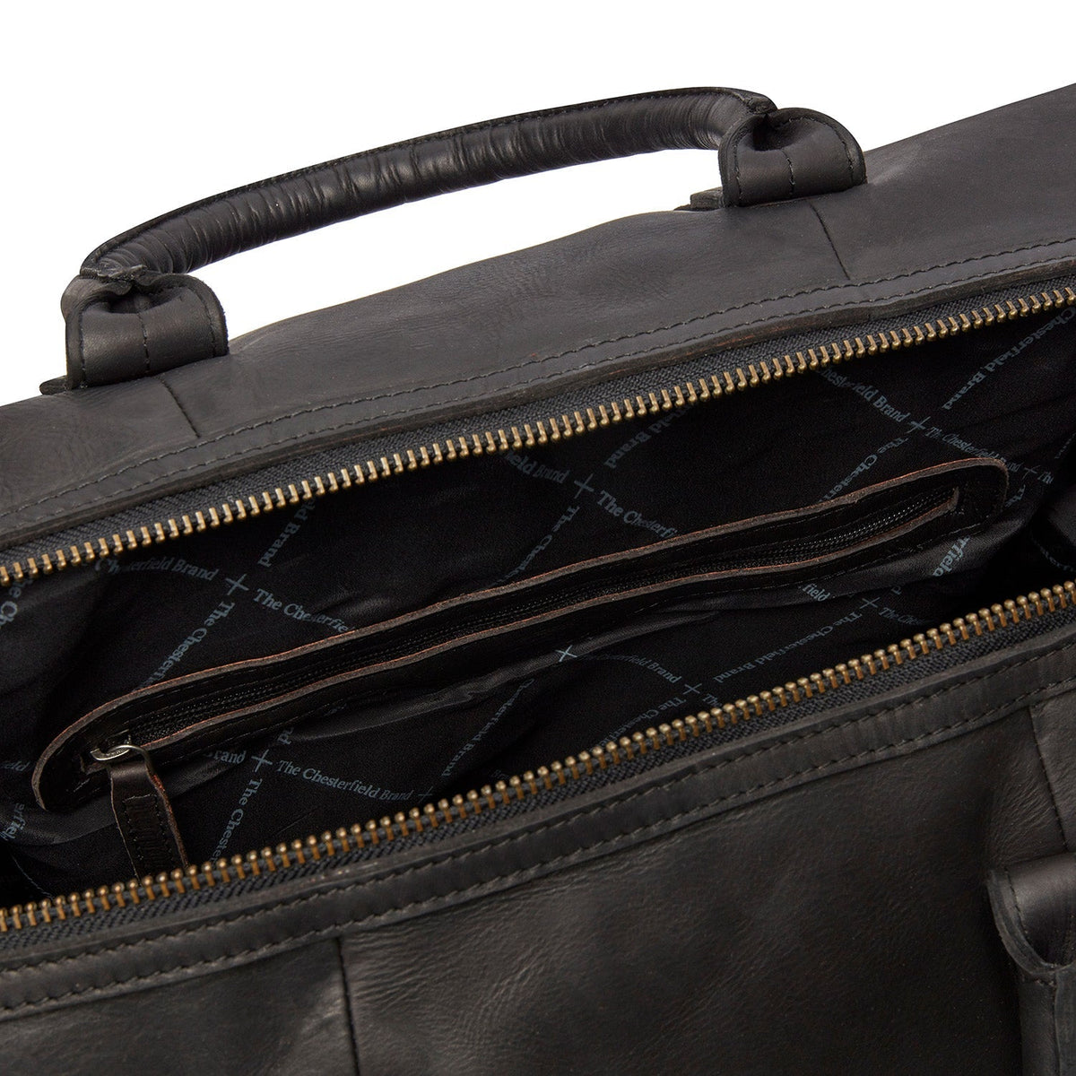 
Solid Antique Brass Hardware & Heavy-Duty Dual Zipper Detail on Portsmouth Çantë udhëtimi fundjave