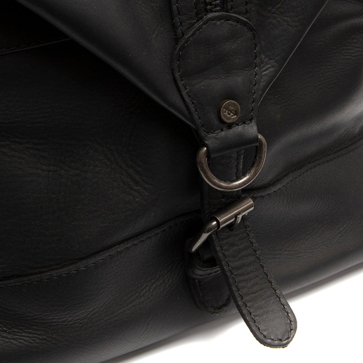 
Solid Antique Brass Hardware & Heavy-Duty Dual Zipper Detail on Portsmouth II Çantë udhëtimi fundjave