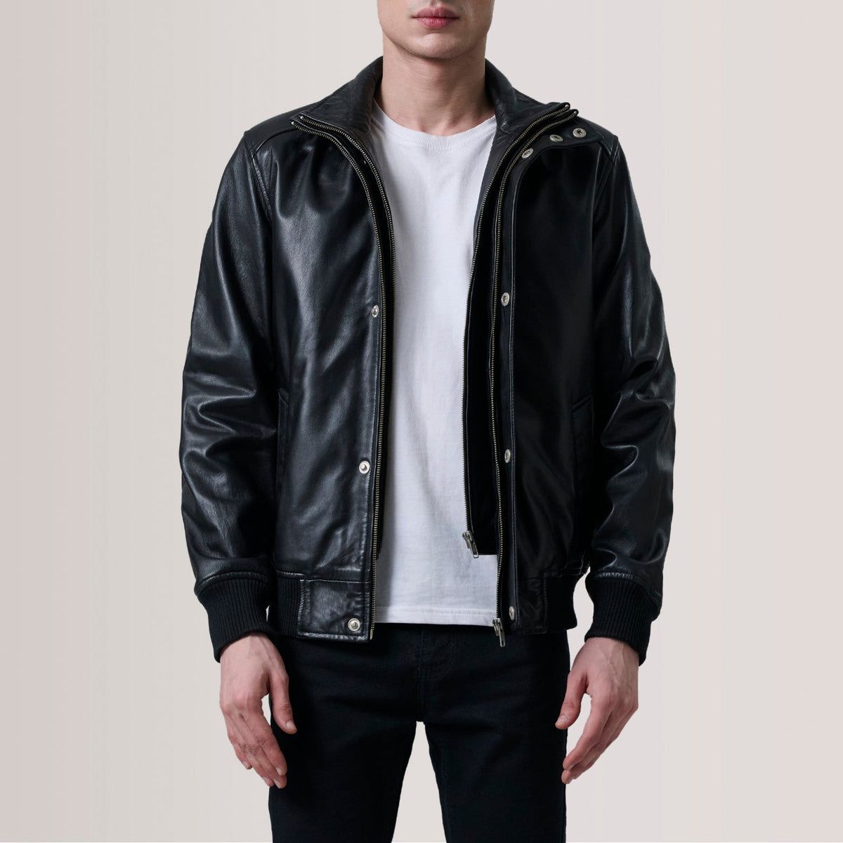 
Lester Kafe Suede Xhaketë Bomber Lëkure për Meshkuj - Pamje ballore dhe siluetë e përshtatur | Bli online