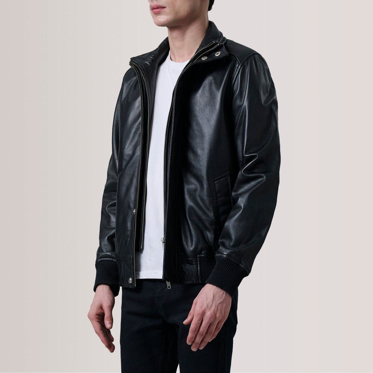 
Lester Kafe Suede Xhaketë Bomber Lëkure për Meshkuj - Pamje anësore me prerje ergonomike të mëngëve