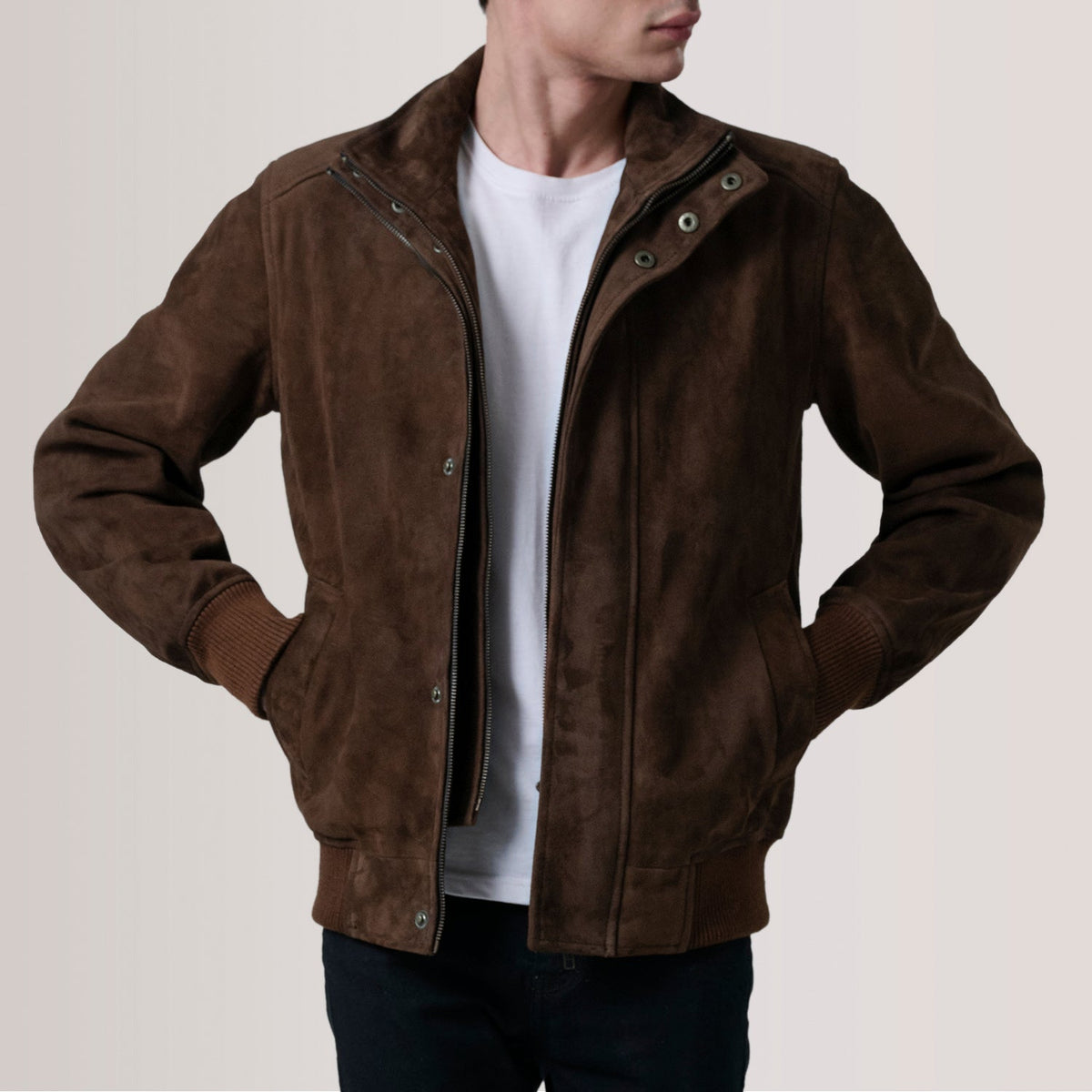 
Tailored Rib Cuffs & Hem Craftsmanship Construction Detail on Lester Kafe Suede Xhaketë Bomber Lëkure për Meshkuj For Men