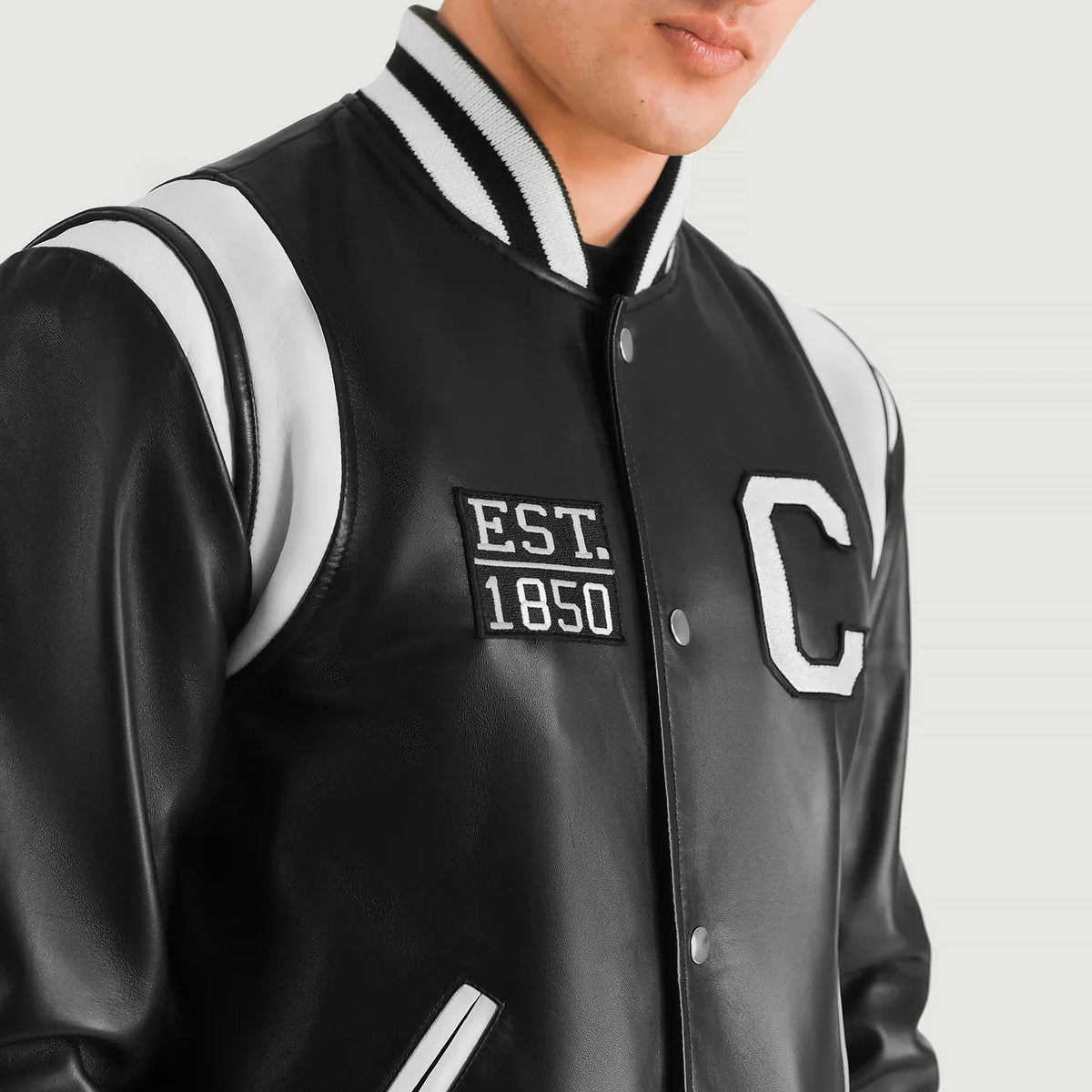 
Detaje nga afër of Varsity & Snap Button Hardware on Liberte California E zezë Leather Varsity Xhaketë Lëkure për Meshkuj