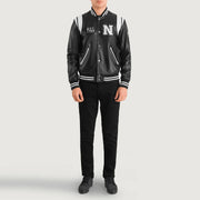 
Liberte New York E zezë Leather Varsity Xhaketë Lëkure për Meshkuj - Pamje anësore me prerje ergonomike të mëngëve