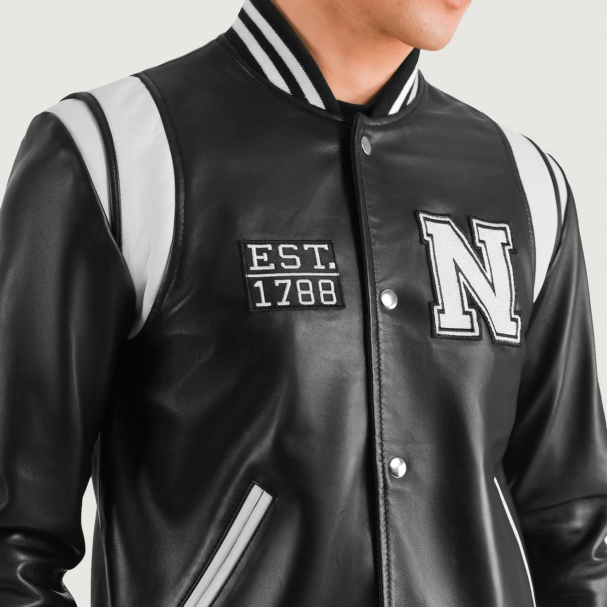 
Detaje nga afër of Varsity & Snap Button Hardware on Liberte New York E zezë Leather Varsity Xhaketë Lëkure për Meshkuj