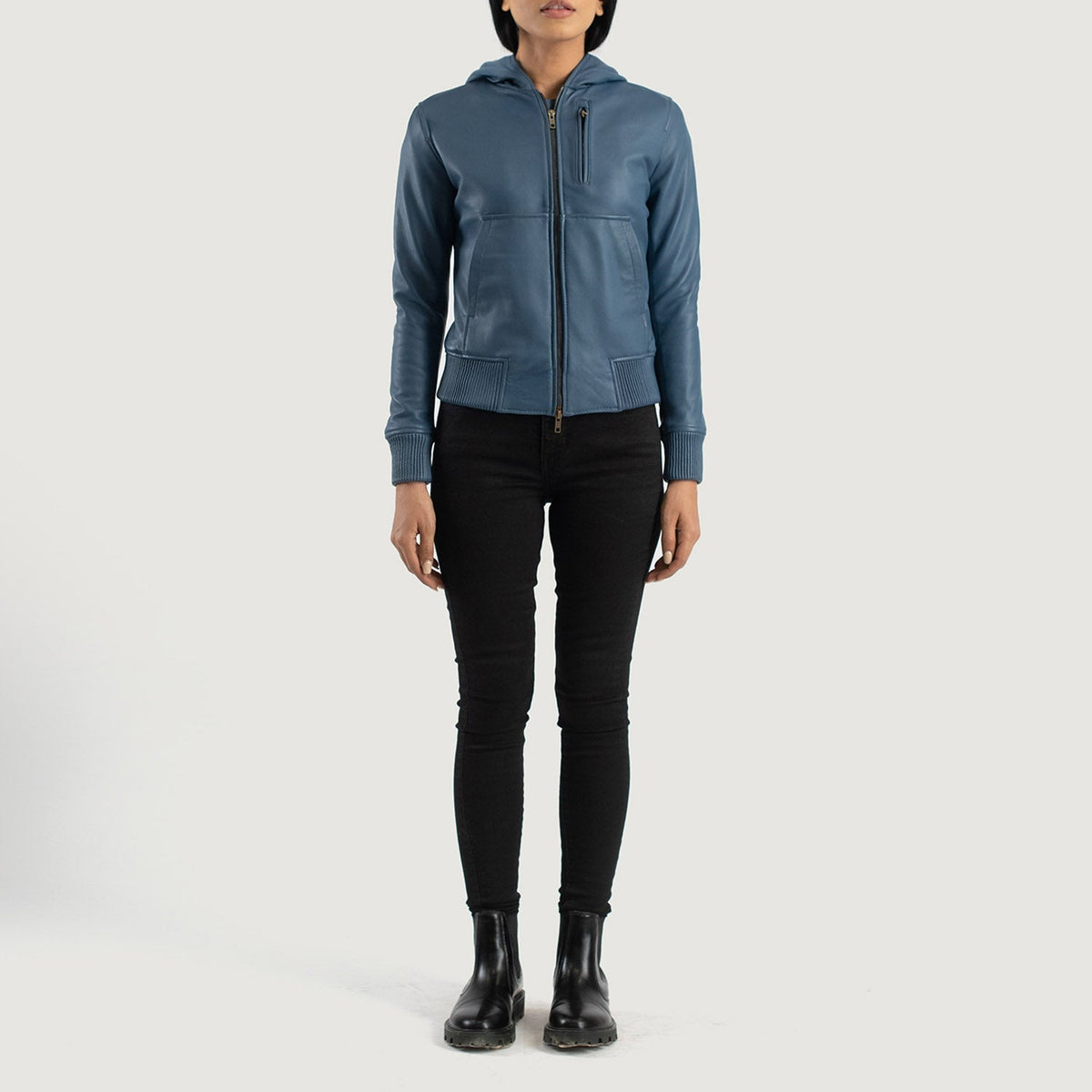 
Luna Blue Hooded Leather Bomber Jacket - Pamje anësore me prerje ergonomike të mëngëve