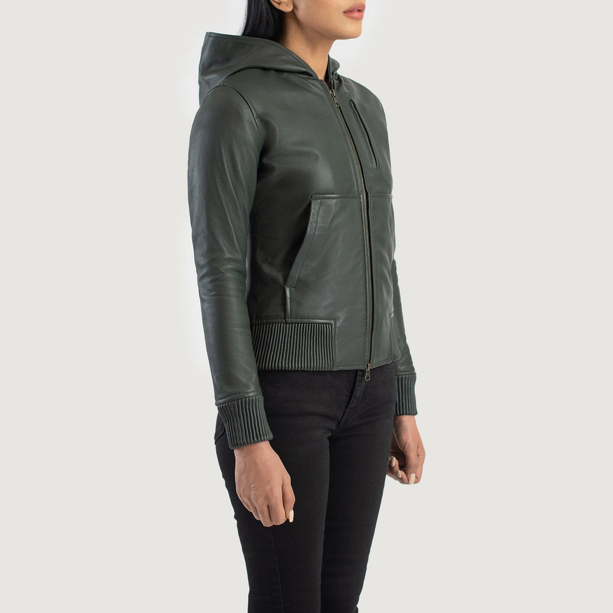 
Pamje e veshur në trup:  Luna Blue Hooded Leather Bomber Jacket në model në dritë natyrale dite