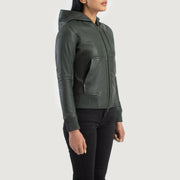 
Pamje e veshur në trup:  Luna Blue Hooded Leather Bomber Jacket në model në dritë natyrale dite