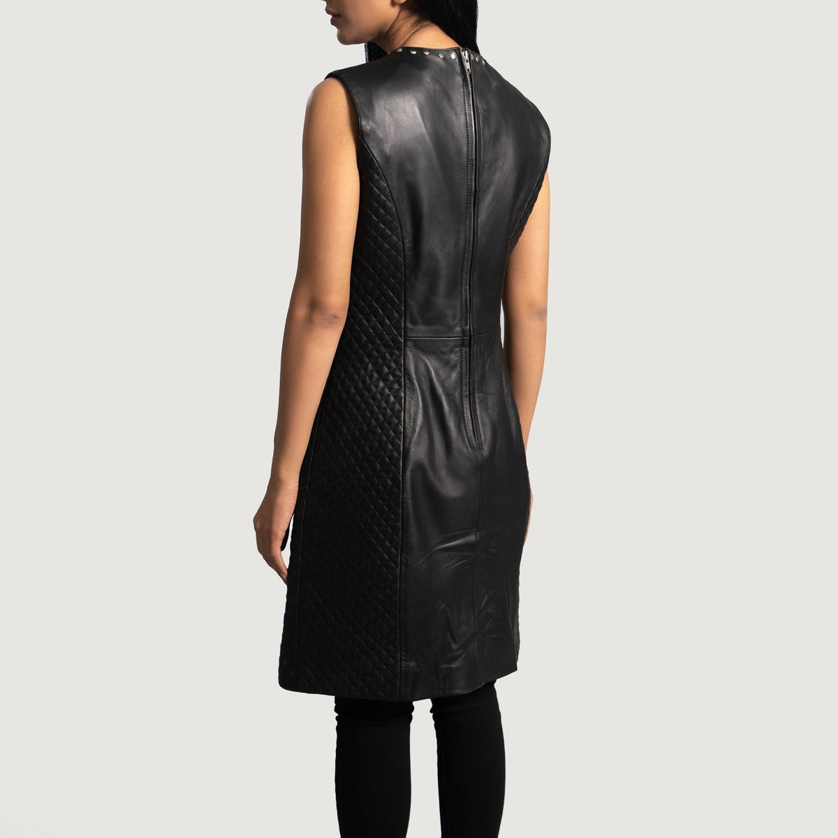 
Luxe E zezë Leather Dress për Femra - Pamje anësore me prerje ergonomike të mëngëve