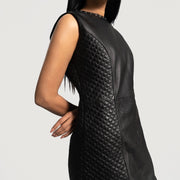 
Detaje nga afër of Classic Collar & Zipper on back Hardware on Luxe E zezë Leather Dress për Femra